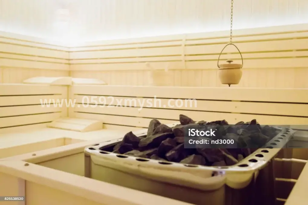 桑拿房内的温暖光线