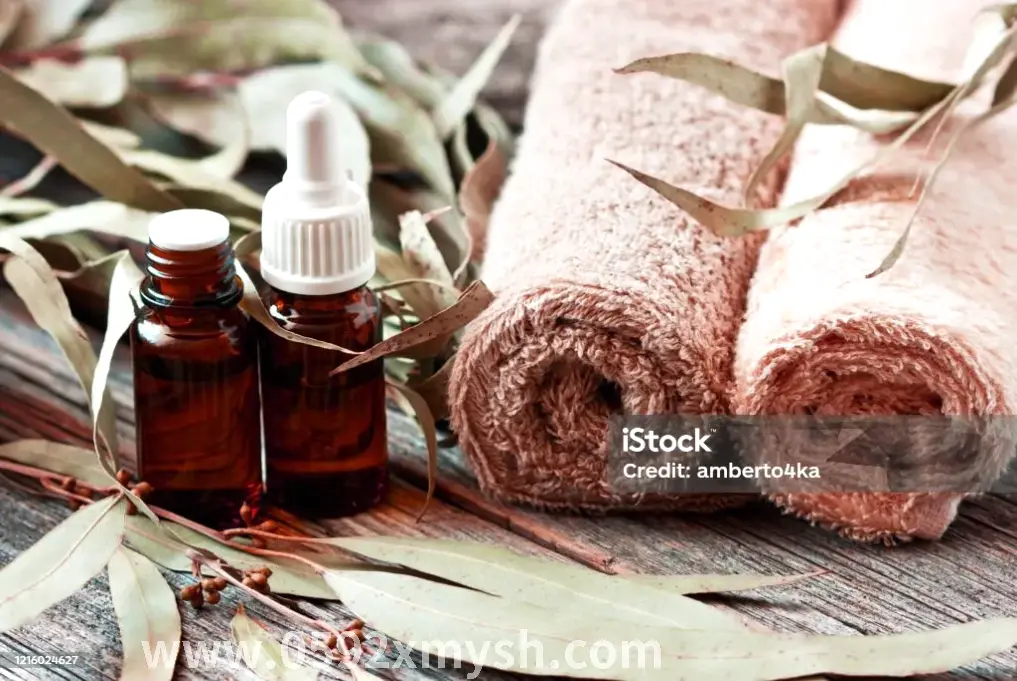 按摩床上的香薰精油和毛巾