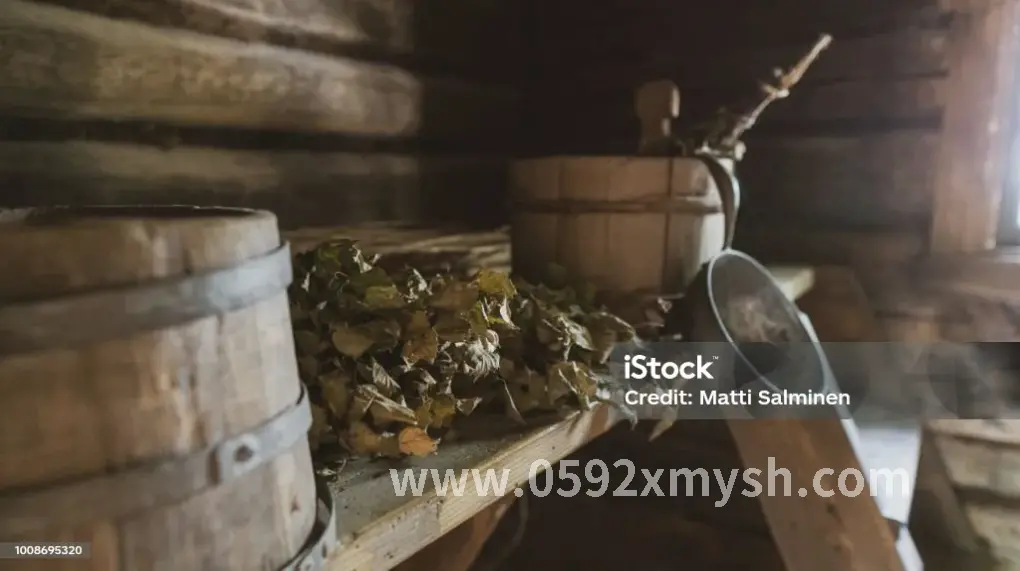 按摩师正在为顾客进行足部按摩