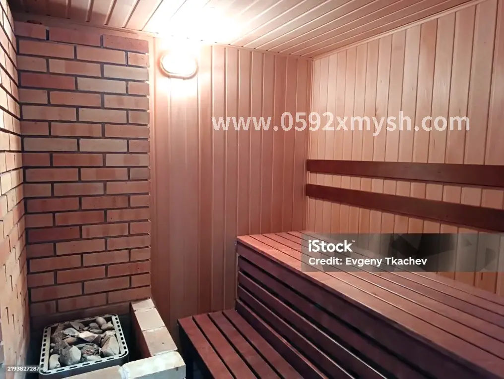 按摩师在为顾客进行肩颈按摩