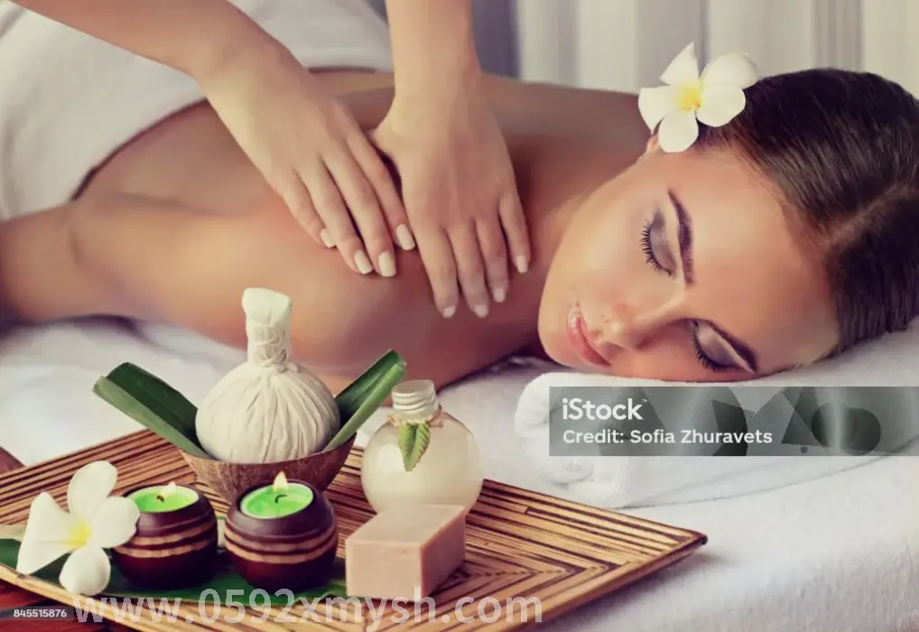 按摩师正在为顾客按摩