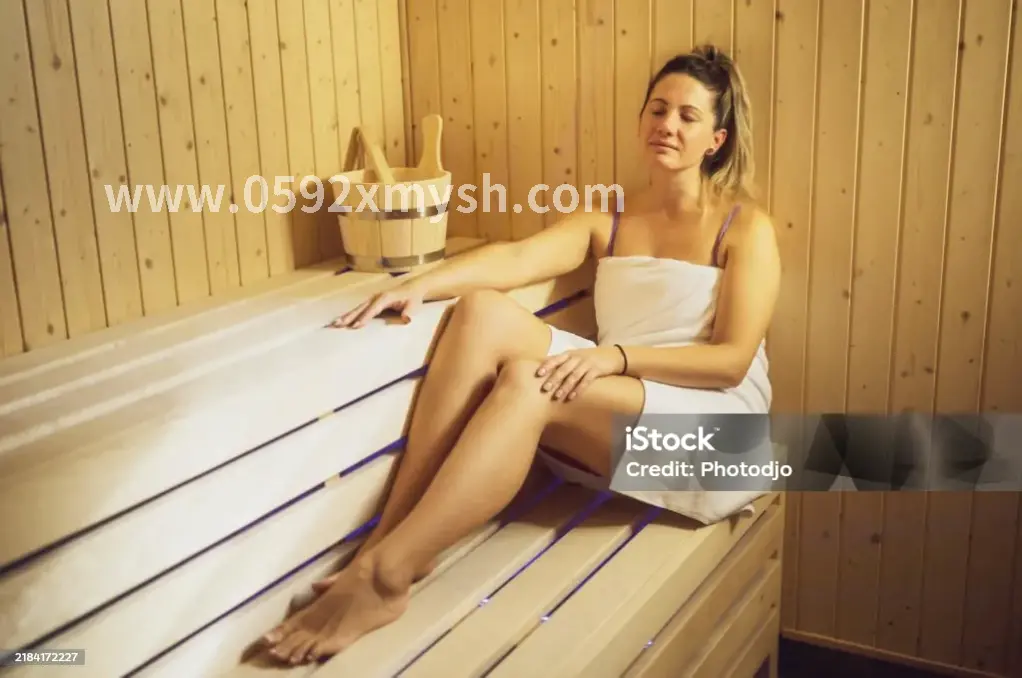 按摩师正在为顾客提供肩颈按摩